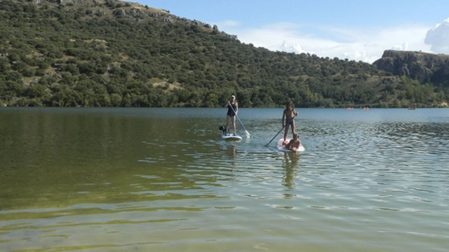 e-19755724-familia-al-completo-practicando-paddle-surf1593432273495.jpg