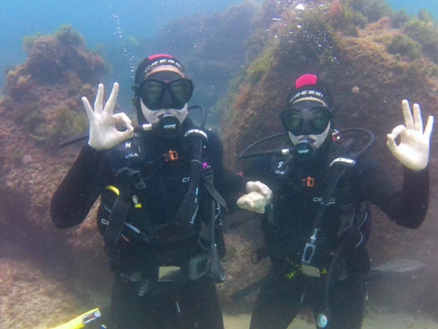 Aprendiendo técnicas de buceo bajo el mar