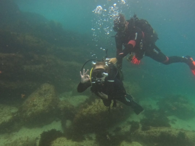 Sumergiéndose en el mar con el equipo de buceo