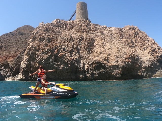 Recorriendo la Costa de Almería en moto de agua