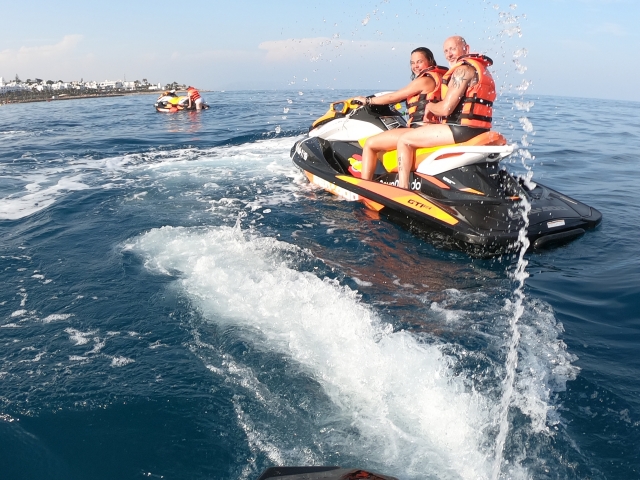 Acelerando en el moto de agua