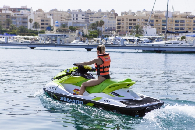 Joven saliendo del puerto en moto de agua