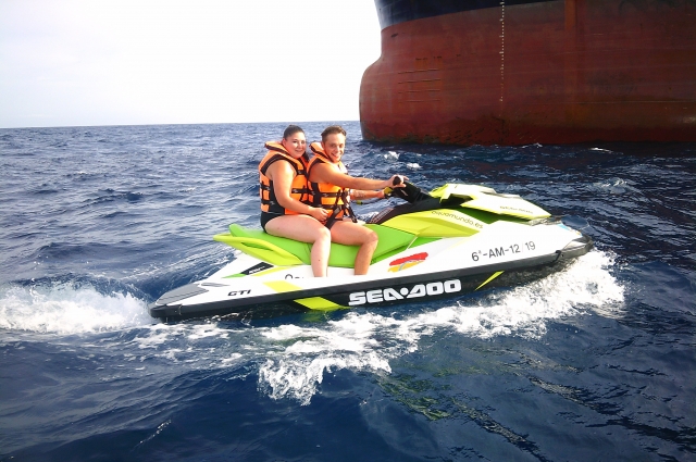 Recorriendo la Costa de Almería en moto de agua