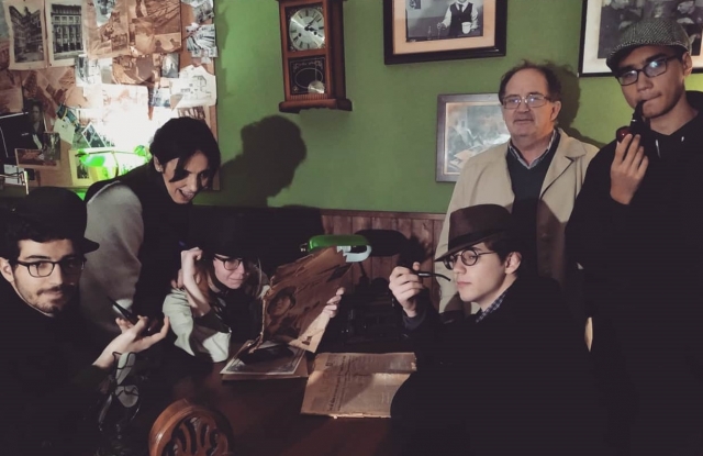 Investigando unidos en el juego de escape
