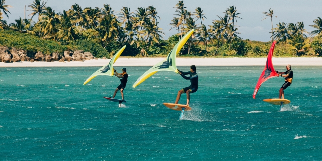 Amigos haciendo Wingsurf 