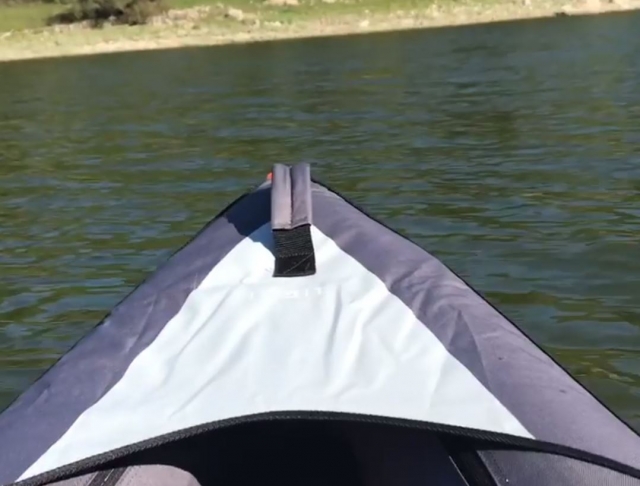En el kayak remando