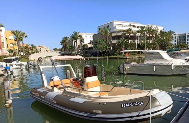  港口的半刚性船 