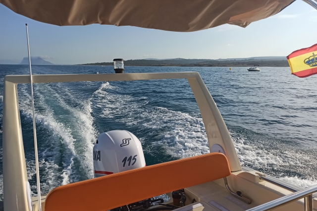  在直布罗陀海峡航行 