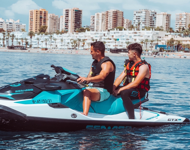 Descubriendo la Costa de Almería en moto de agua