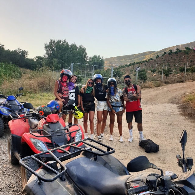 Amigos disfrutando de una ruta en quad