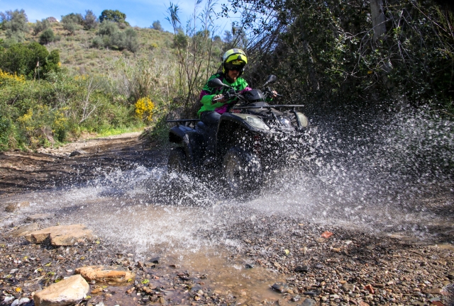 Cruzando el cauce de un río en quad