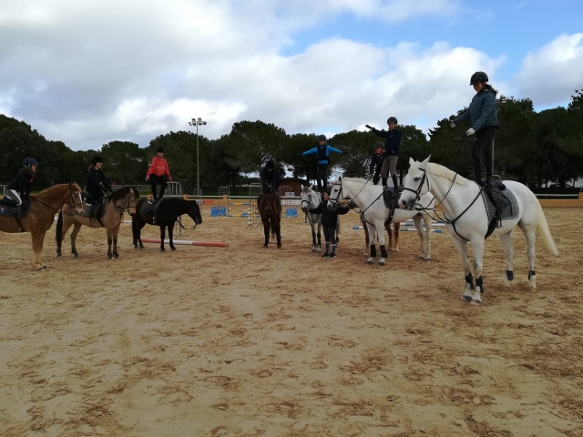  训练营的学生骑在马背上 