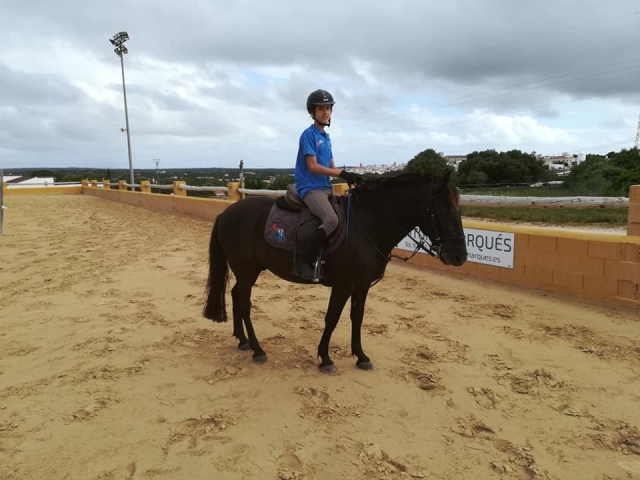  年轻骑手在外院