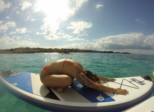  Aprendendo yoga em uma prancha de paddle surf 