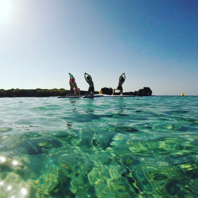  De manhã cedo praticando SUP yoga 