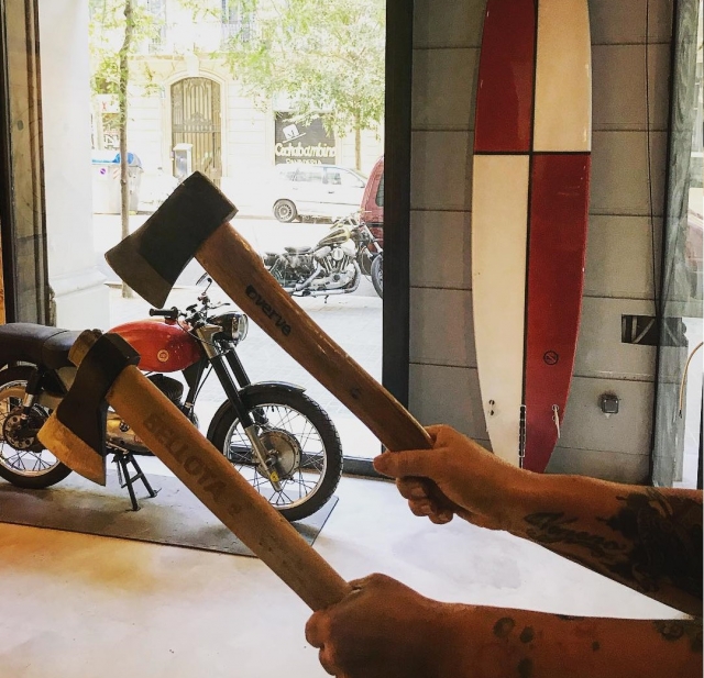  Machados na mão para serem lançados 