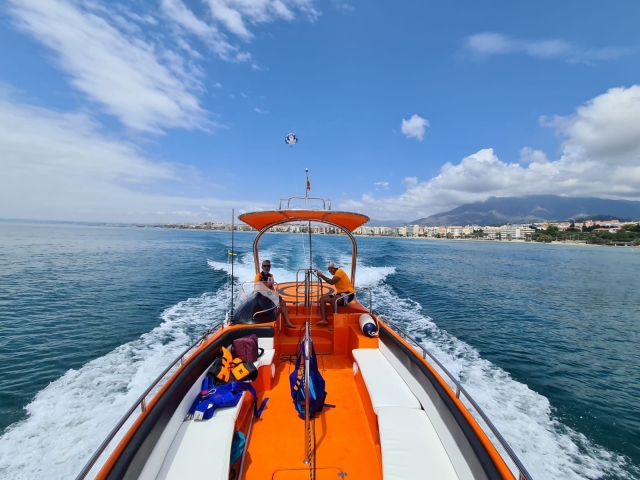 Barco por Estepona para volar en parasailing