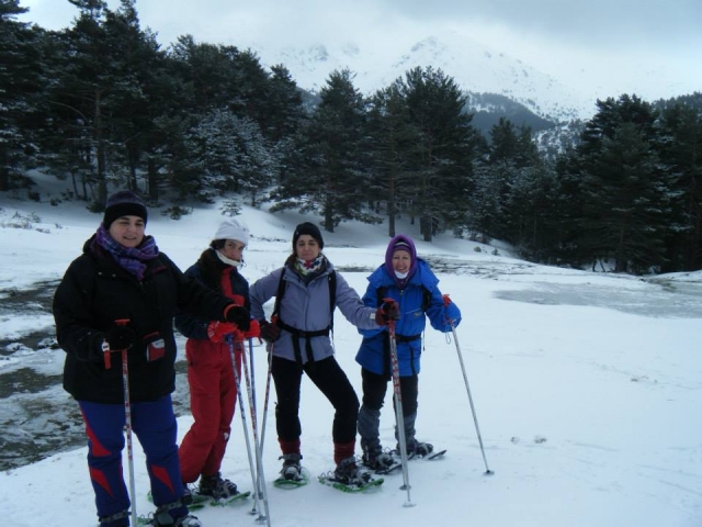 Grupo de excursionistas en la nieve