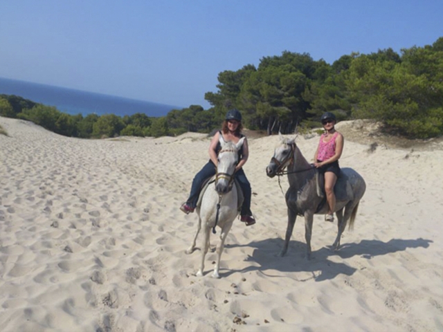 Disfrutando de un paseo a caballo por Cala Mesquida
