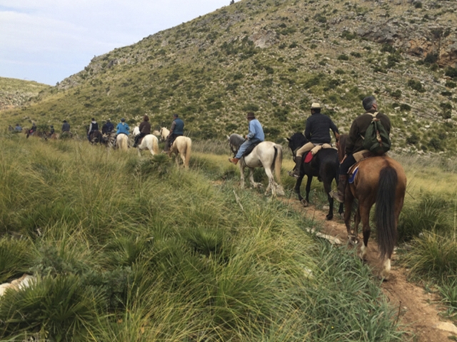 Paseando por Cala Mesquida a caballo 