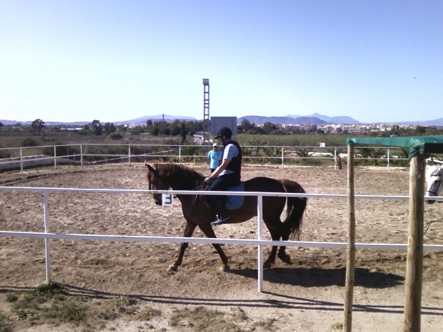 Alumna de equitación durante la clase