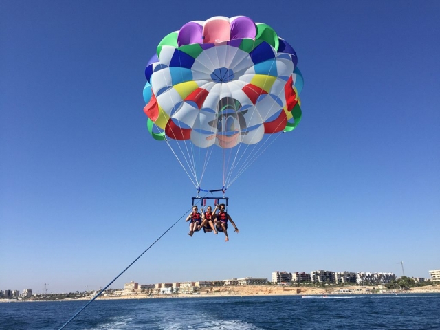  Famiglia che si diverte con il parasailing 