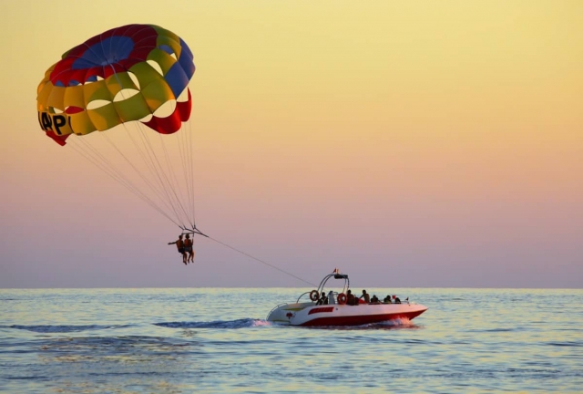  Volare sul mare in parasailing 