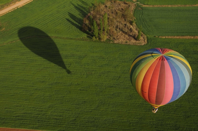 Ombre de la montgolfière reflétée dans la campagne 