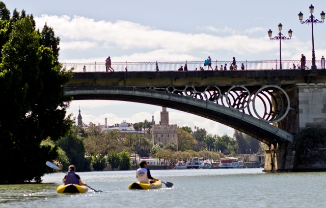 Caiaque sob a ponte Triana 