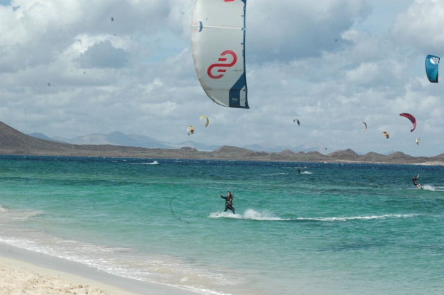  Kitesurf le long de la plage de Fuerteventura 