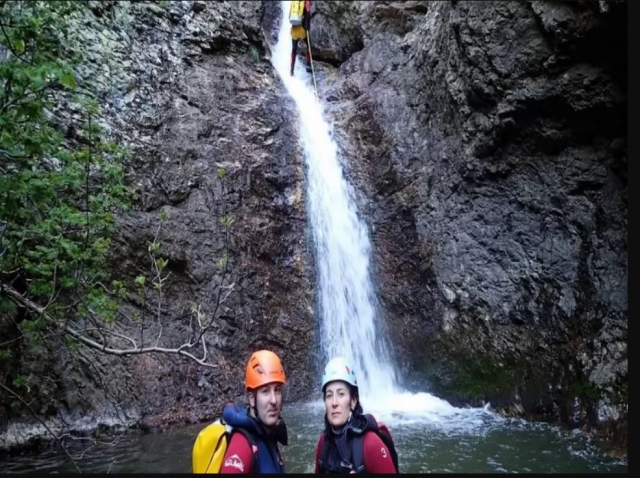  Coppia nella cascata del burrone 