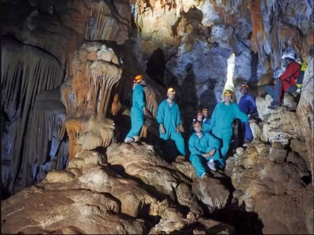  Gruppo speleologico nella grotta 