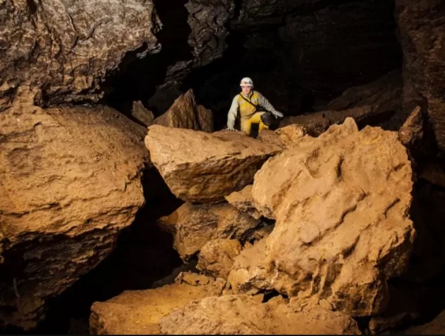  Scalata tra le rocce della grotta 