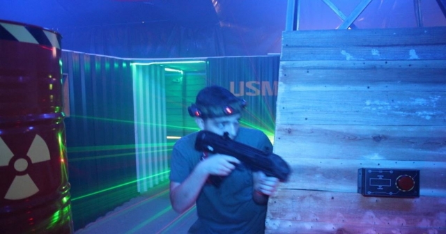  Pendant le jeu de laser tag 