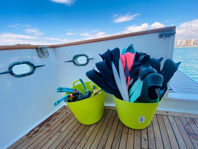 Paseo en yate con salidas de snorkel por Alicante 