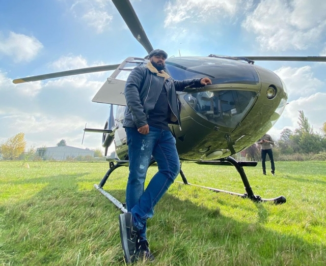  Auf dem Boden neben dem Helikopter 