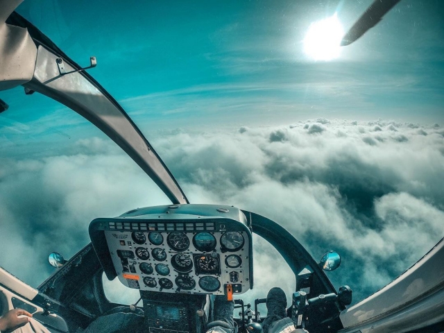  Mit dem Helikopter in den Wolken 
