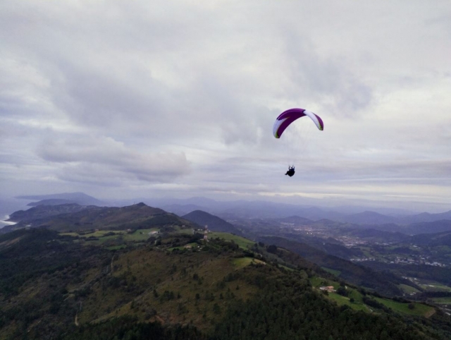 e-19757561-volando-en-parapente-por-guipuzcoa16221029312141.jpg