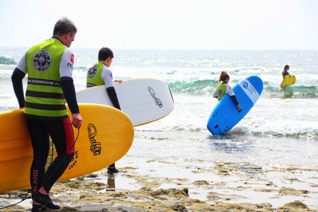  Com as pranchas de surf no mar 