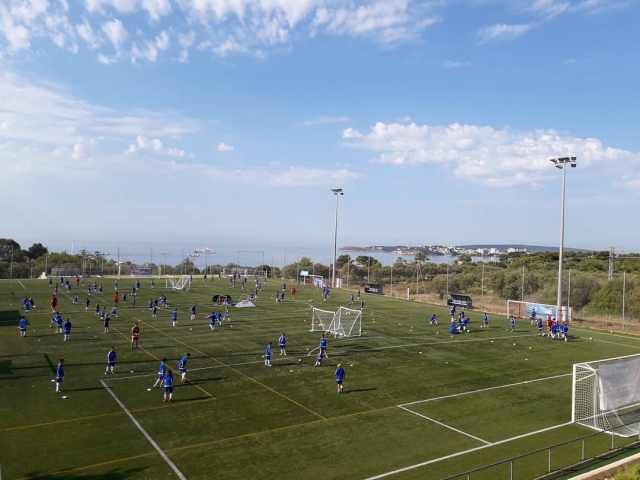  Allenamento di calcio nel campo estivo 