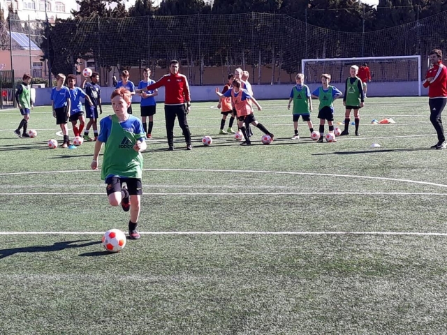  Giocare a calcio in un campo a Chiclana 