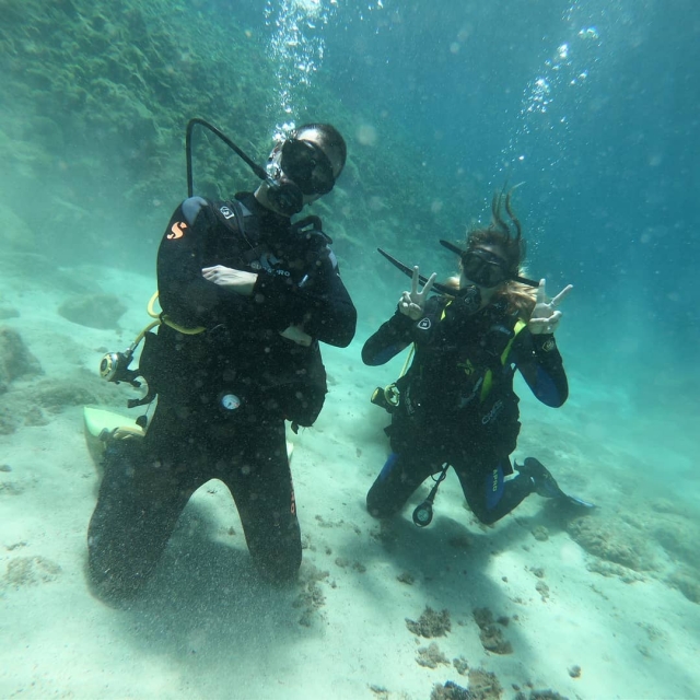  Next to the diving instructor on the seabed 