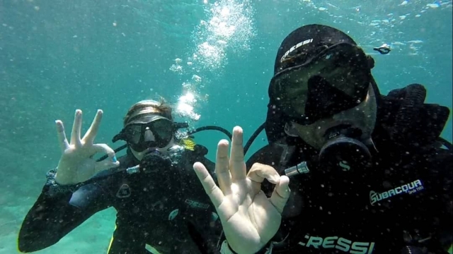 Waving to the camera on the seabed 