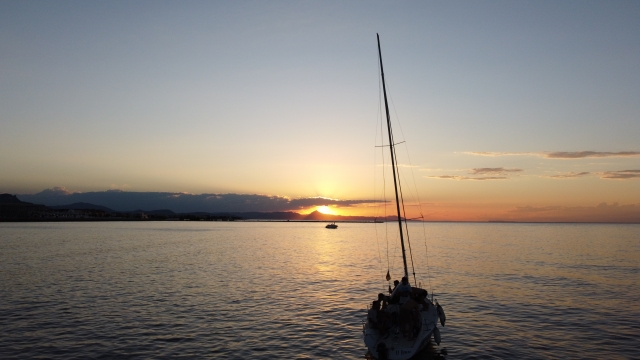Tramonto dalla barca a vela 