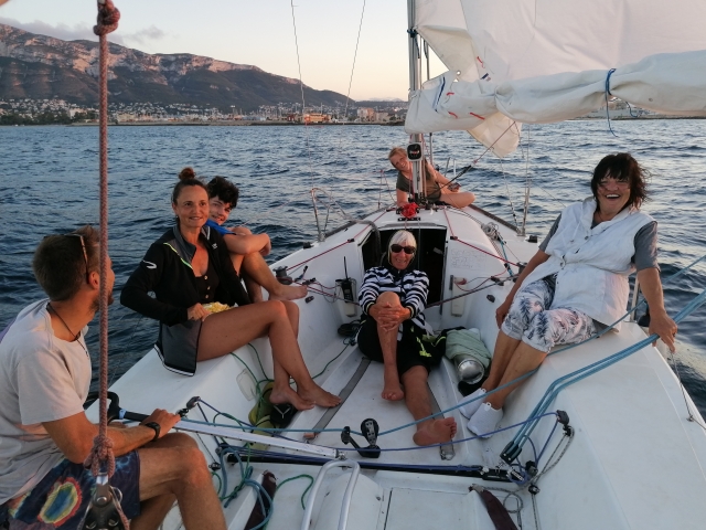  Veleggiata con gli amici attraverso Denia 