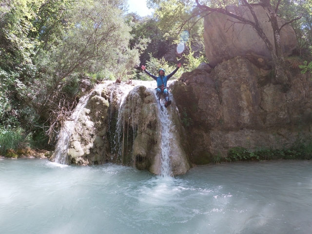 Saltando de la cascada en el barranco