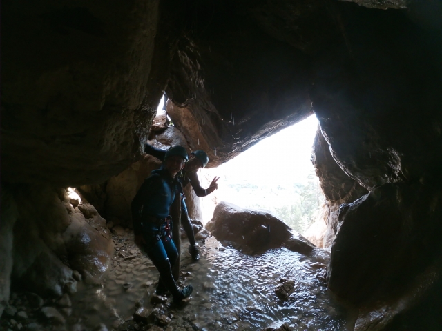 Nadando bajo la cueva del barranco