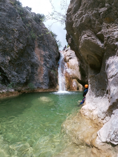 Cascada entre las pareces de roca
