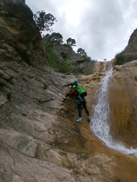 Descendiendo la pared de roca del barranco