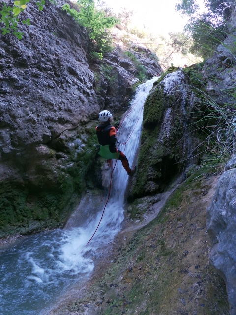 Rapel en la cascada
